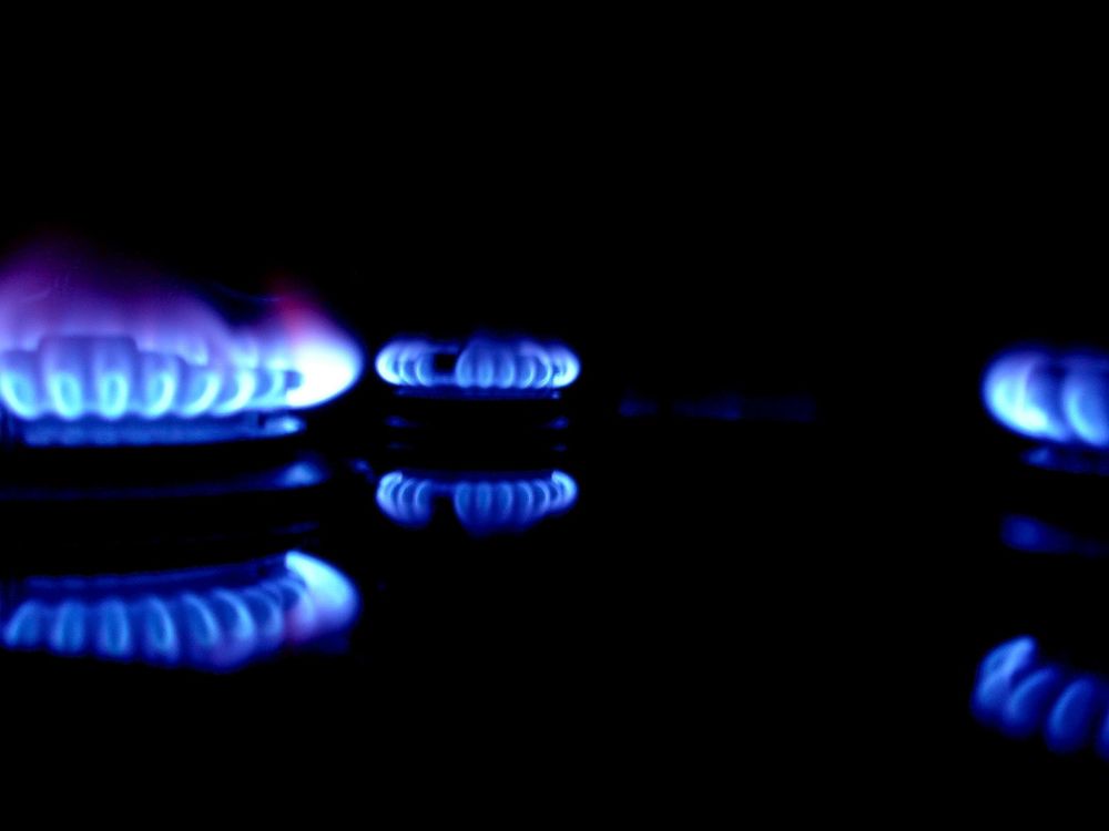 Обои для рабочего стола Три газовые конфорки в темноте