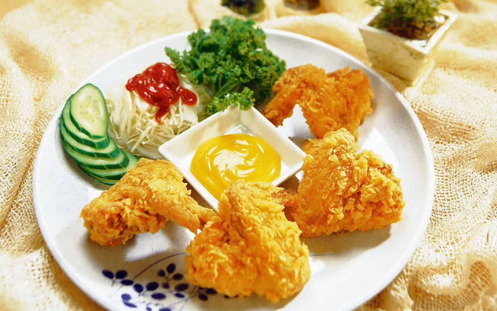 Обои для рабочего стола Кусочки курицы в панировке, горчица и свежие овощи