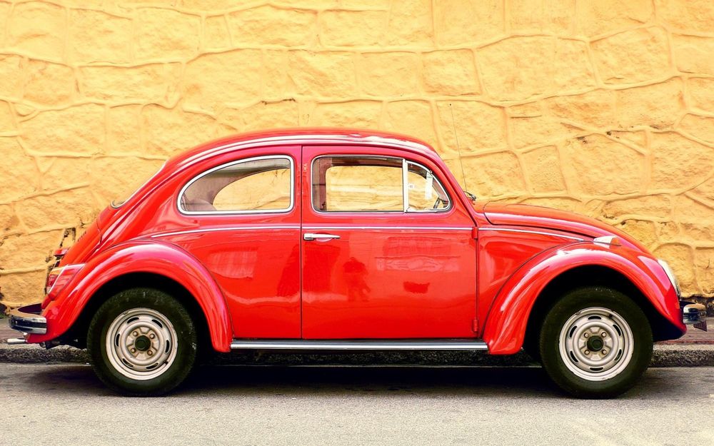 Обои для рабочего стола Volkswagen beetle / Фольксваген жук на фоне стены