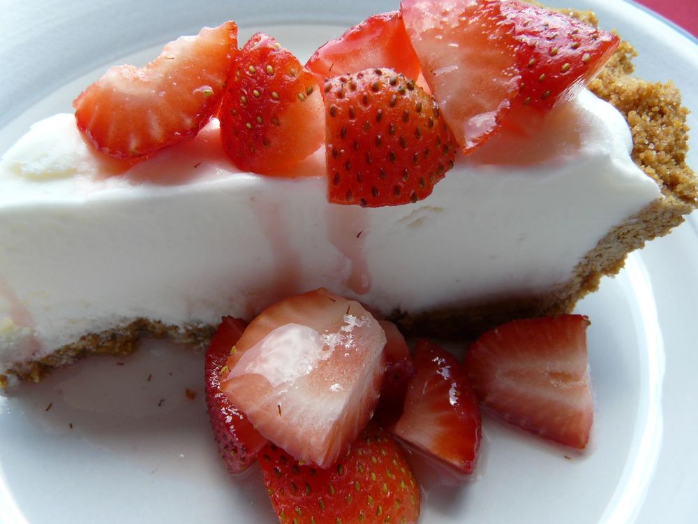 Обои для рабочего стола Чизкейк / Cheesecake с кусочками клубники