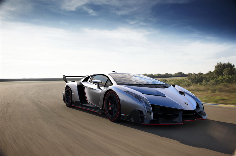 Обои для рабочего стола Lamborghini / Ламборгини 2013 Veneno мчит по дороге