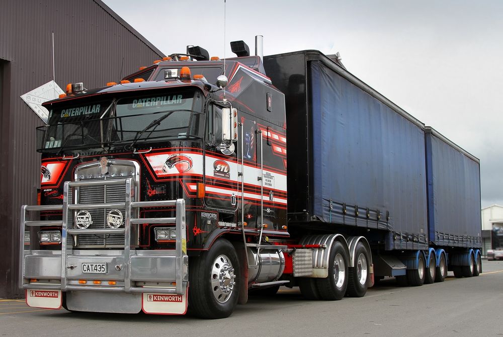 Обои для рабочего стола Тягач (KENWORTH) рядом с ангаром