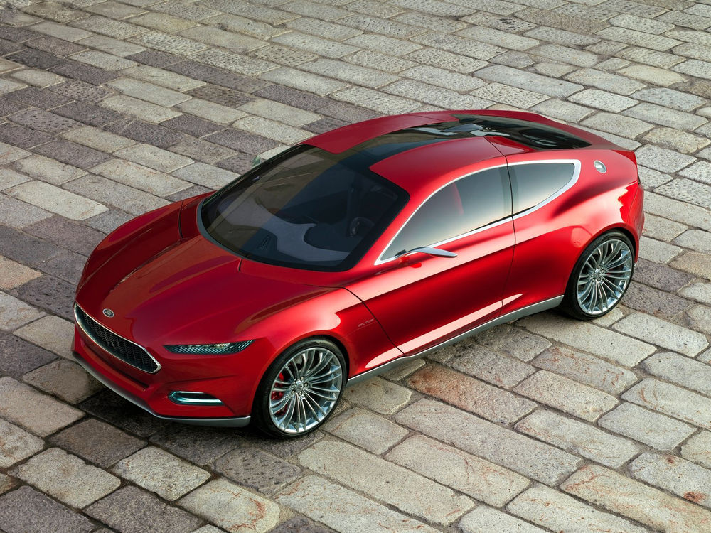 Обои для рабочего стола Ford Evos / Форд Эвос концепт 2011 на мощеной площади
