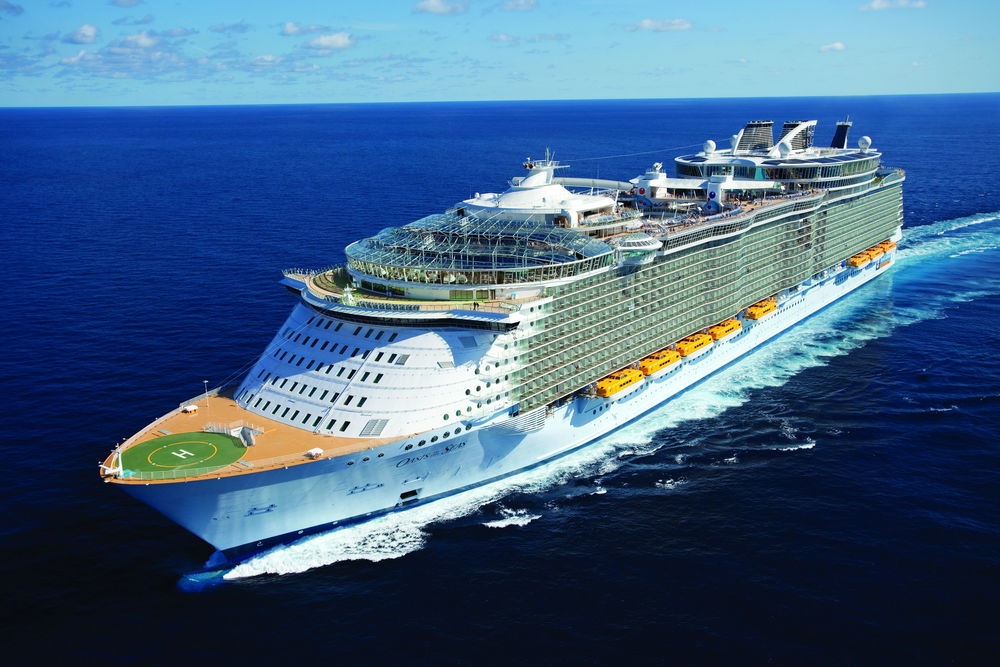 Обои для рабочего стола Плывущий по синему морю круизный лайнер Oasis of the Seas с вертолетной площадкой