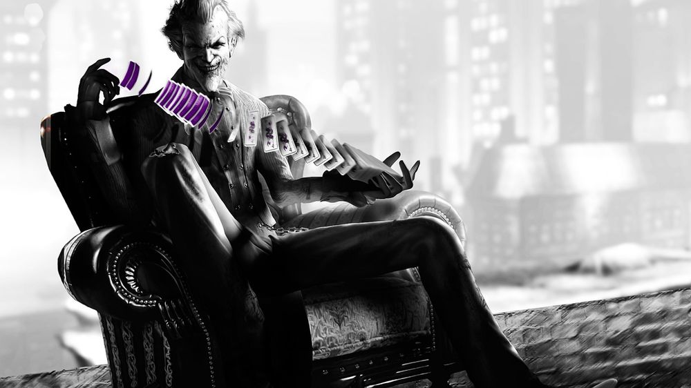 Обои для рабочего стола Джокер / Joker из фильма Бэтмен: Темный рыцарь / Batman: The Dark Knight сидит в кресле с колодой карт
