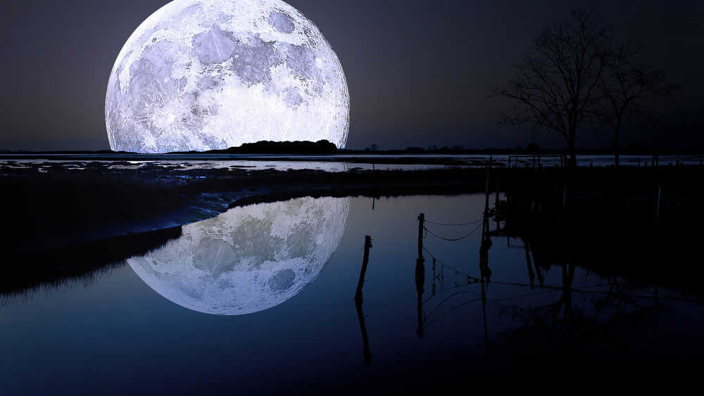 Обои на рабочий стол Луна на ночном небе отражается в воде, обои для  рабочего стола, скачать обои, обои бесплатно
