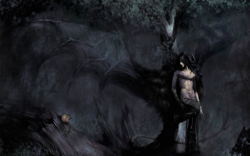 Обои для рабочего стола Демон с черными крыльями в темном лесу, опершись на дерево, смотрит на спящего рядом на корявом пне котенка