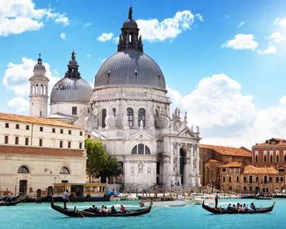 Обои на рабочий стол Церковь Санта-Мария-Маджоре / Basilica di Santa Maria Maggiore и гондолы на канале в Венеции, Италия / Venice, Italy