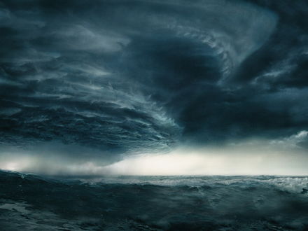 Обои на рабочий стол Мощный грозовой фронт над морем