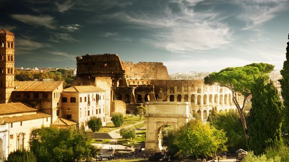 Обои на рабочий стол Колизей в Италии, Рим / Colosseum, Italy, Rome на фоне облачного неба