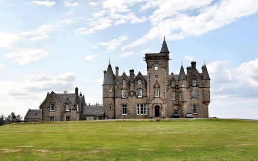 Обои на рабочий стол Glengorm Castle / замок Сон, Scotland / Шотландия на фоне зеленого поля и облачного неба