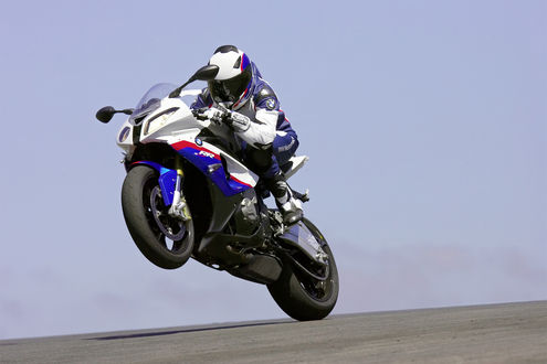 Обои на рабочий стол Мотоциклист делает трюк на мотоцикле BMW S1000RR