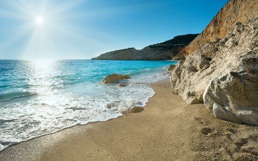 Обои на рабочий стол Побережье Греции / Greece в лучах солнца на фоне скал