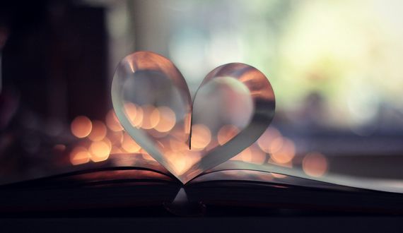 Обои на рабочий стол Страницы открытой книги сложены в сердечко, на фоне бликов боке