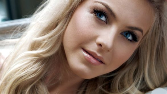 Обои на рабочий стол Лицо актрисы Джулианны Хаф / Julianne Hough крупным планом