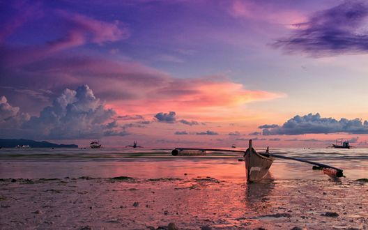 Обои на рабочий стол Лодка стоит на берегу моря на закате, Филиппины / Philippines