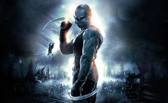 Обои на рабочий стол Главный герой Ричард Б. Риддик / Richard B. Riddick стоит с парными клинками в руках, на заднем плане полно врагов из игры The Chronicles of Riddick: Assault on Dark Athena / Хроники Риддика: Атака на Темную Афину