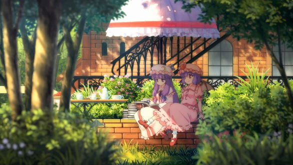 Обои на рабочий стол Patchouli Knowledge / Пачули Нолидж читает книжку, рядом сидит Remilia Scarlet / Ремилия Скарлет из серии компьютерных игр Тохо / Touhou Project