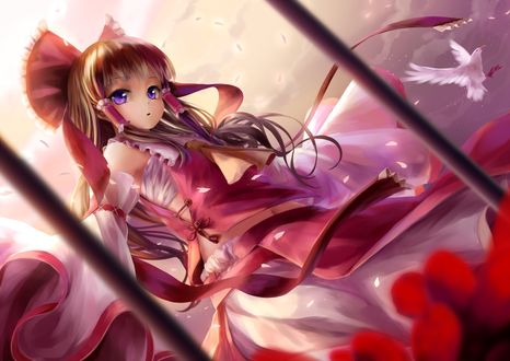 Обои на рабочий стол Hakurei Reimu / Рейму Хакурей стоит на фоне неба, вокруг кружатся цветочные лепестки, из серии компьютерных игр Touhou Project / «Проект «Восток»», art by Kachayori