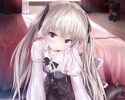 Обои на рабочий стол Kasugano Sora / Сора Касугано стоит на коленях возле кровати из аниме Yosuga no Sora / Одиночество на двоих