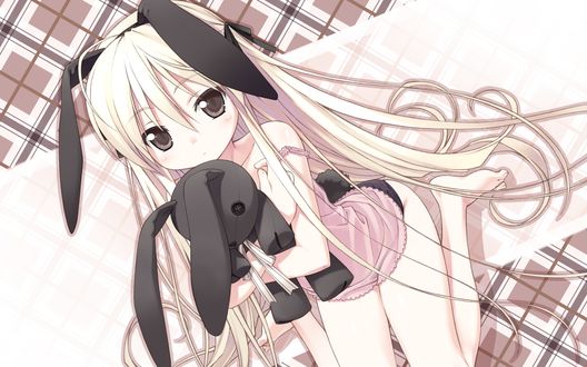 Обои на рабочий стол Kasugano Sora / Сора Касугано с кроличьими ушками на голове прижимает к себе плюшевого кролика, из аниме Yosuga no Sora / Одиночество на двоих