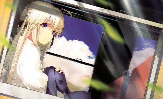 Обои на рабочий стол Kasugano Sora / Сора Касугано со своим плюшевым кроликом сидит в вагоне поезда и смотрит в окно, из аниме Yosuga no Sora / Одиночество на двоих