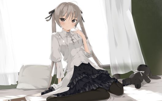 Обои на рабочий стол Kasugano Sora / Сора Касугано сидит на кровати напротив окна, рядом лежит открытая книга и игрушечный кролик, из аниме Yosuga no Sora / Одиночество на двоих