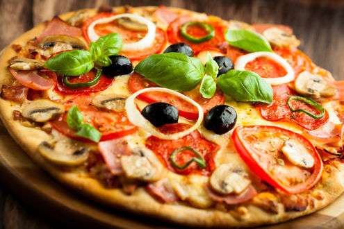 Обои на рабочий стол Сочная Пицца / Pizza с ветчиной, сыром, грибами маслинами, колечками лука и помидорами с перцем