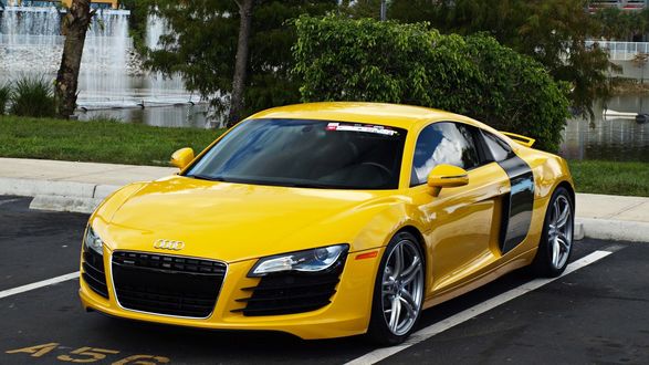 Обои на рабочий стол Желтая Ауди / Audi R8 стоит на стоянке у фонтана