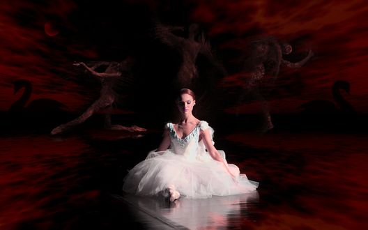 Обои на рабочий стол Балерина Натали Портман / Natalie Portman в фильме Черный лебедь / Black Swan сидит посреди бордового неба, в котором проступают силуэты танцующих людей и лебедей