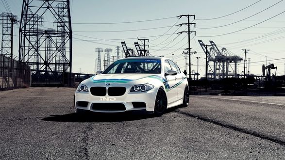 Обои на рабочий стол BMW / БМВ M5 на электростанции
