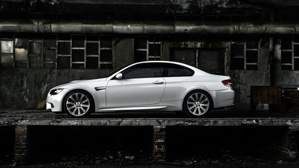 Обои на рабочий стол BMW / БМВ M3 Coupe на фоне заброшенного здания