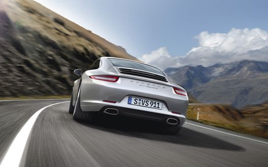 Обои на рабочий стол Porsch / Порше 911 Carrera едет по дороге в горах