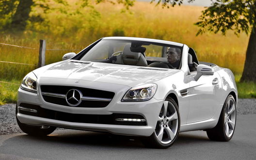 Обои на рабочий стол Мужчина за рулем автомобиля Mercedes-Benz SLK 200 / Мерседес-Бенц ЭсЭлКей 200 белого цвета