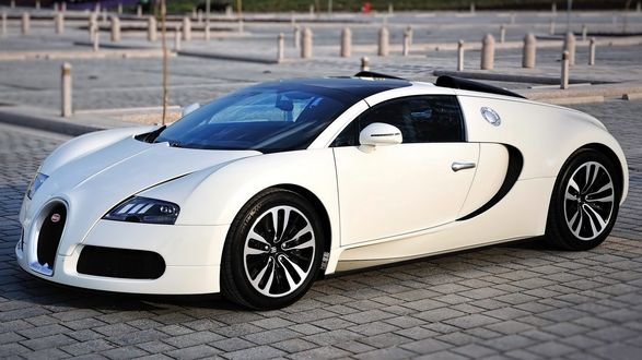 Обои на рабочий стол Белый Bugatti Veyron / Бугатти Вейрон стоит на брусчатке