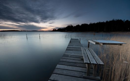 Обои на рабочий стол Мост, выходящий в озеро, на фоне леса, Швеция / Sweden