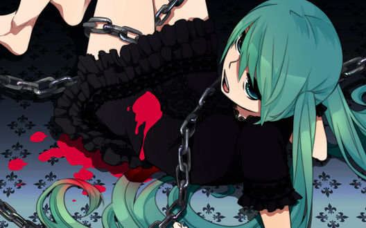 Обои на рабочий стол Vocaloid Hatsune Miku / Вокалоид Хатсуне Мику в черном платье с красным пятном, обмотанная цепью, лежит на полу