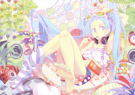 Обои на рабочий стол Vocaloid Hatsune Miku / Вокалоид Хатсуне Мику с солнечными очками на голове, наушниками на шее и леденцом в руке, сидит в надувном круге, среди комнатных растений, колонок, телефона и будильника, и ест шоколадные палочки Pocky