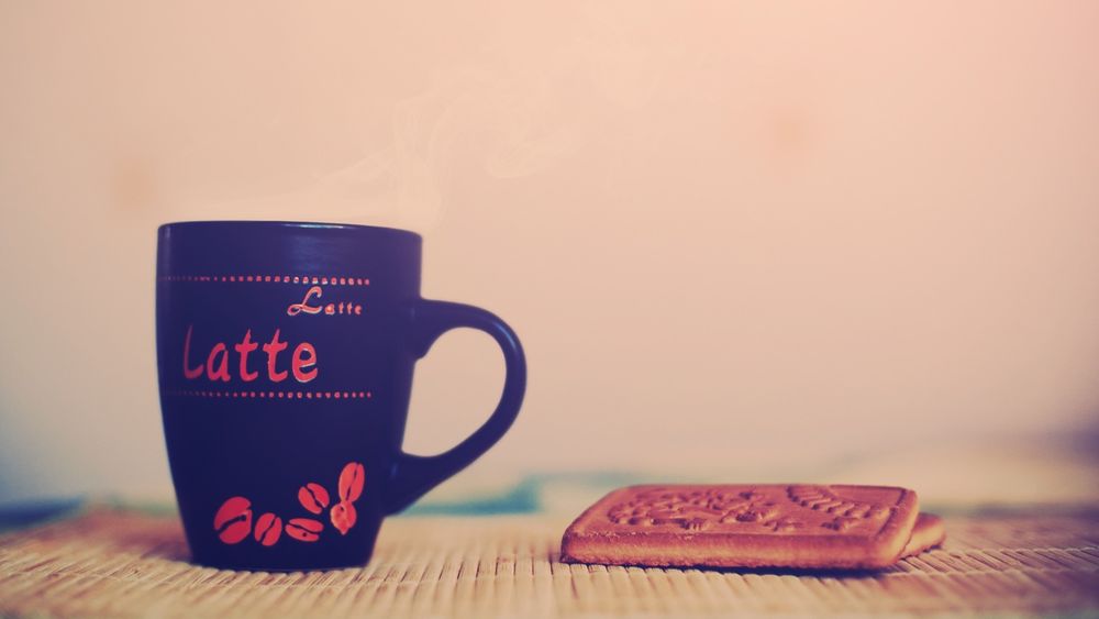 Обои для рабочего стола Кружка с надписью Latte / Латте и печенье на столе
