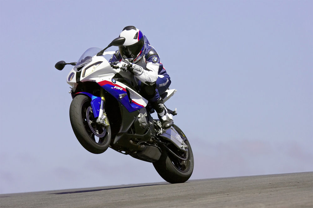 Обои для рабочего стола Мотоциклист делает трюк на мотоцикле BMW S1000RR