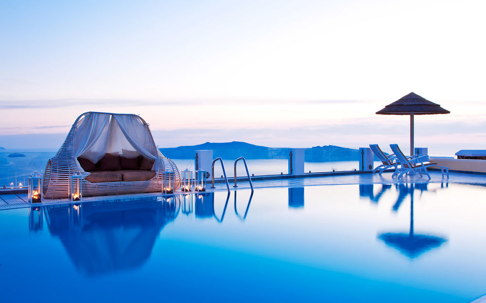 Обои для рабочего стола Вечерний вид на бассейн отеля Santorini Princess Luxury Spa Hotel 5 в Санторини, Греция / Santorini, Greece