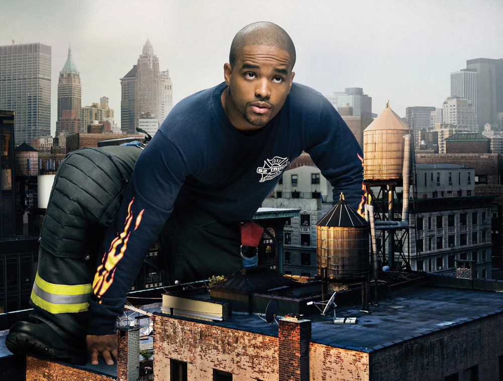 Обои для рабочего стола Ларенз Тейт / Larenz Tate на постере к сериалу Спаси меня / Rescue Me