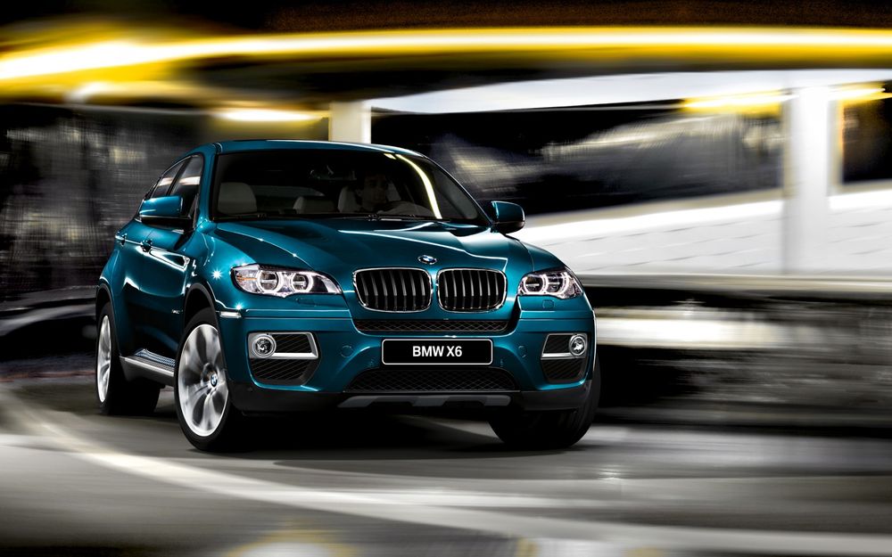 Обои для рабочего стола Синий BMW X6 M Lumma Design CLR X 650 M / БМВ мчится по дороге подземной парковки