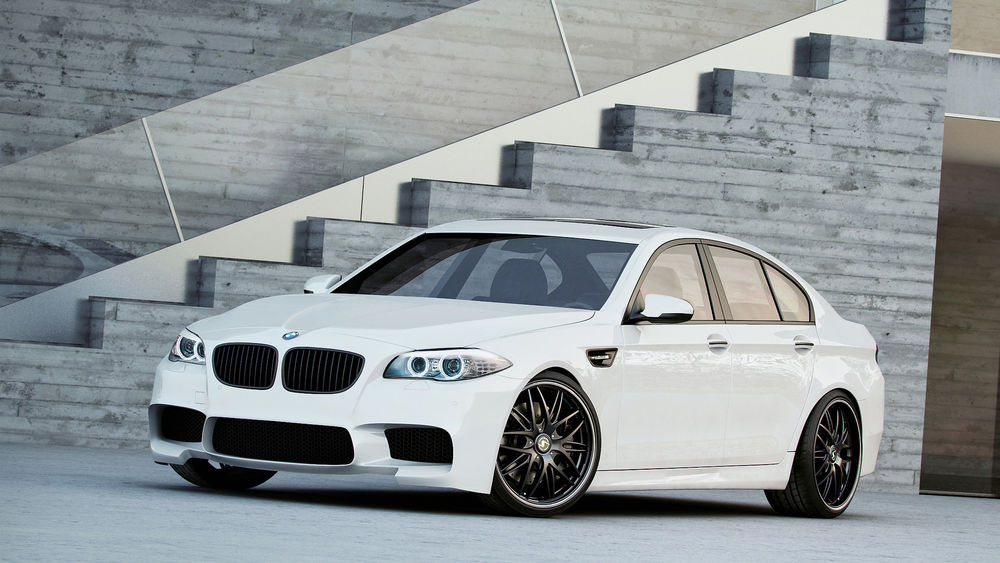 Обои для рабочего стола Белый автомобиль BMW M5 F10 / БМВ стоит у здания