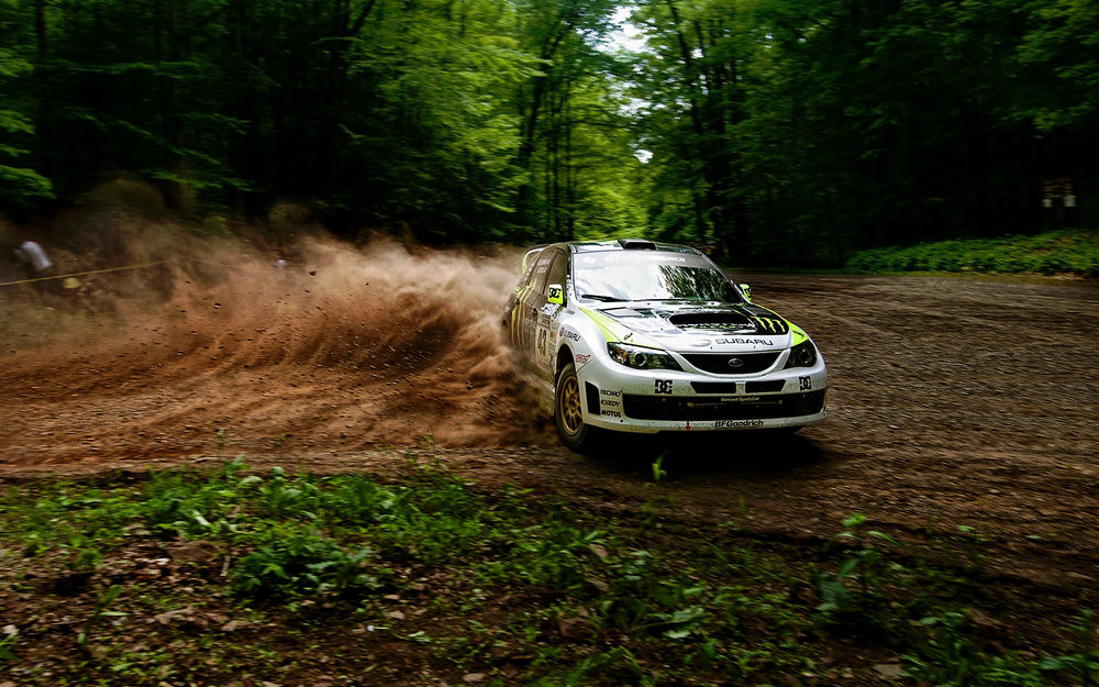 Обои для рабочего стола Автомобиль Субару / Subaru делает крутой разворот на грунтовой лесной дороге