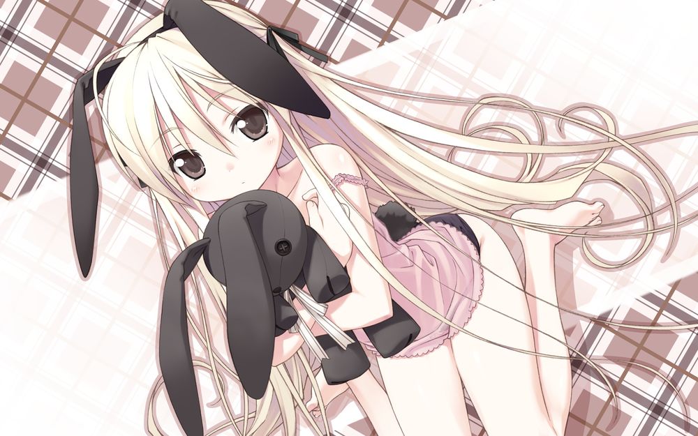 Обои для рабочего стола Kasugano Sora / Сора Касугано с кроличьими ушками на голове прижимает к себе плюшевого кролика, из аниме Yosuga no Sora / Одиночество на двоих