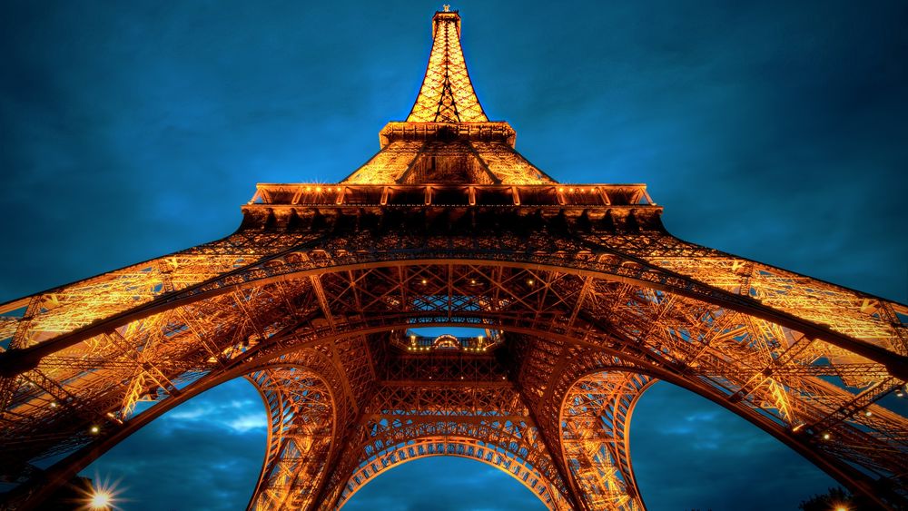Обои для рабочего стола Tour Eiffel / Эйфелева башня на фоне неба, Париж, Франция / Paris, France