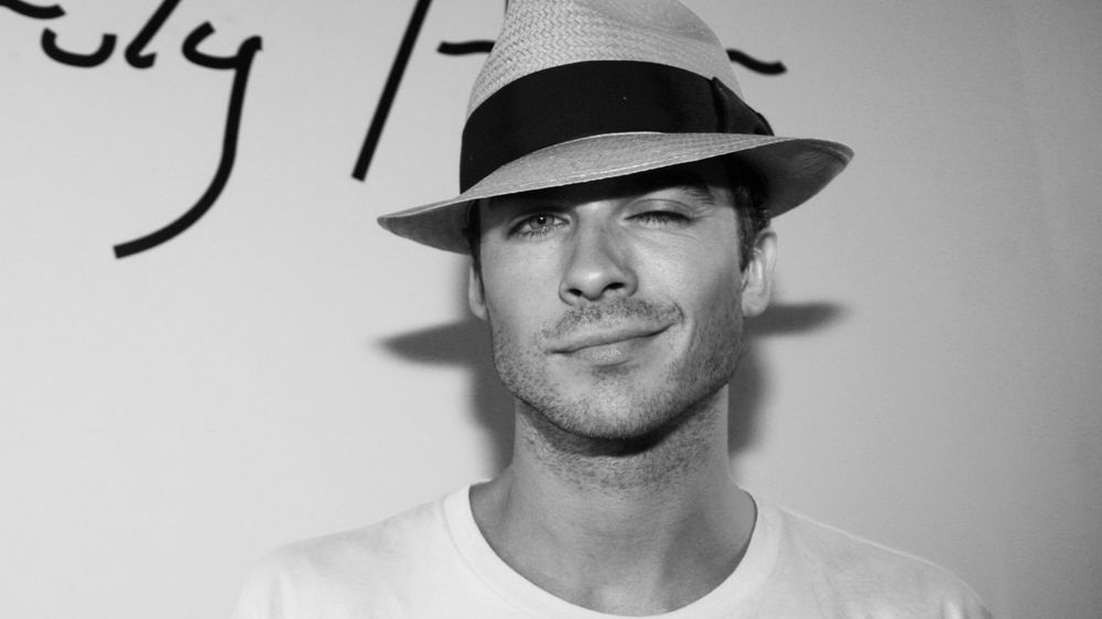 Обои для рабочего стола Актер Йен Сомерхолдер / Ian Somerhalder в шляпе мило улыбается