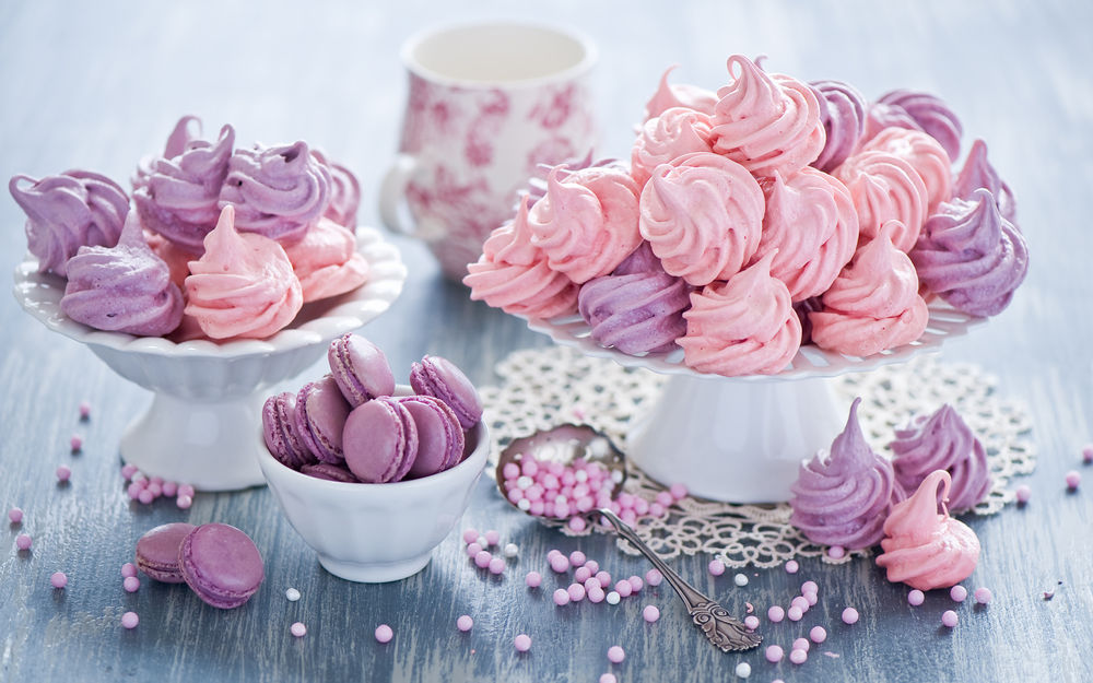 Обои для рабочего стола Печенье Macarons и безе розового и сиреневого цвета в пиалах