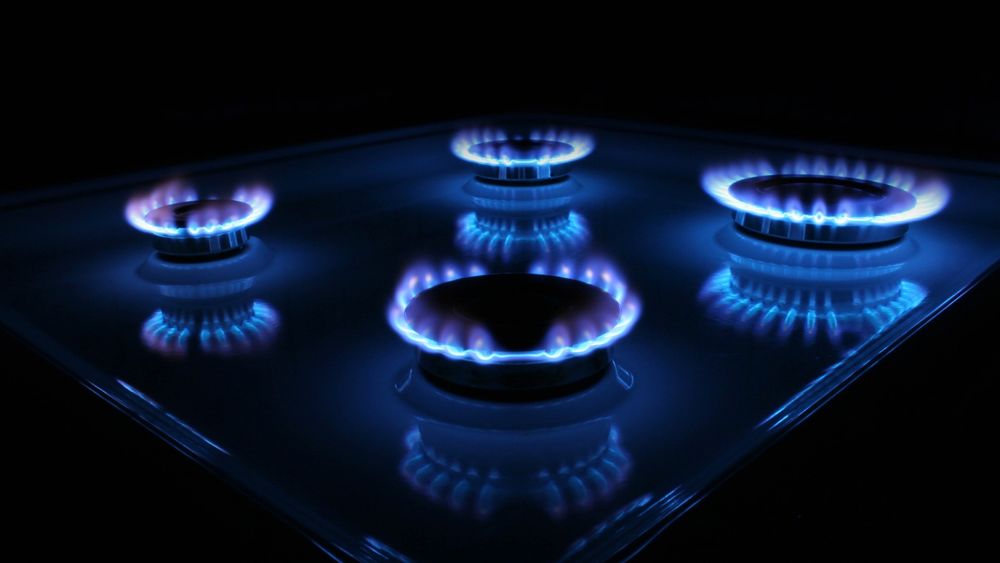 Обои для рабочего стола Горящие газовые конфорки в темноте